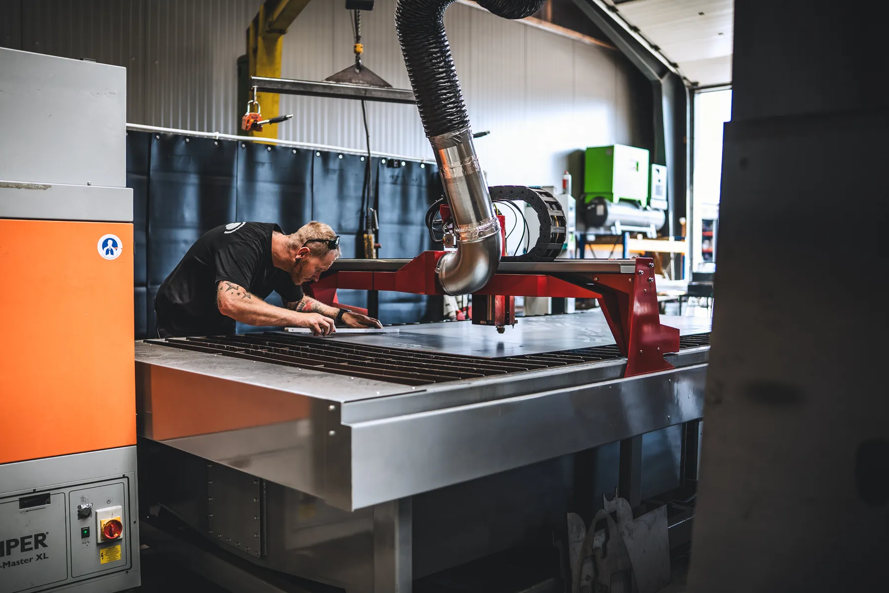 Präzise Metallfertigung an der Plasma-CNC-Anlage von Metallbau Hennisge in Schafflund